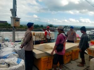 Satpolairud Polresta Banyuwangi Lakukan Pemeriksaan dan Pemantauan Aktivitas Bongkar Muat di Dermaga Pelabuhan Pantai Boom