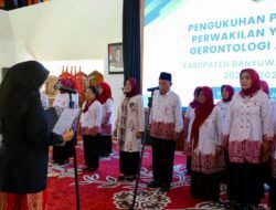Lantik Pengurus Gerontologi, Bupati Ipuk Tegaskan Komitmen Pembangunan Inklusif Pro-Lansia