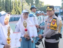 Dekat dan Bersahabat, Polisi Blusukan ke Sekolah Edukasi Tertib Lalin dan Berbagi Hadiah untuk Pelajar di Nganjuk