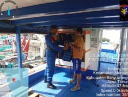 Satpolairud Polresta Banyuwangi Pastikan Keamanan dan Sosialisasi Alat Keselamatan Diatas Kapal KM Banyu Biru 09 Legoh Jangkar Di Perairan Sembulung Muncar