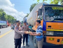 Polresta Banyuwangi Peduli dengan Bagi-Bagi nasi kotak untuk Sopir Truk logistik yang Mengalami Antrian