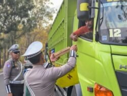 Polantas Berbagi Nasi Kotak untuk Pengendara Terjebak Macet di Hutan Baluran, Sopir Truk : Polisi Situbondo Luar Biasa