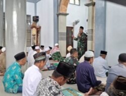 Dandim 0825/Banyuwangi Sapa Warga Usai Shalat Jumat di Lokasi TMMD 125 Siliragung