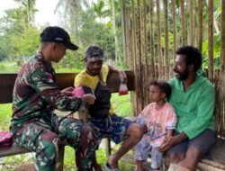 Satgas Yonif 131/Brajasakti Gelar Pelayanan Kesehatan Gratis untuk Warga Kampung Wembi