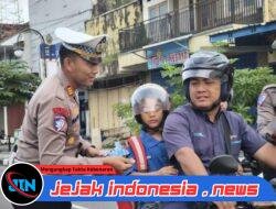 Polres Ponorogo Sampaikan Pesan dan Cinderamata kepada Pengendara di Penghujung Operasi Patuh Semeru 2025