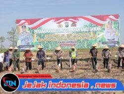 Dukung Ketahanan Pangan Nasional, Polres Lamongan Tanam Jagung di Lahan Baku Desa Kedali