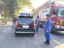 Satpolairud Polresta Banyuwangi Urai Kemacetan 28 Km Yang Terus Berjalann di Jalur ke Pelabuhan Penyebrangan ASDP.