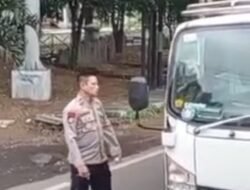 Tegas, Kasat Polairud Polresta Banyuwangi Marahi Sopir “ngeblong” di Depan Terminal Bus Sritanjung Banyuwangi