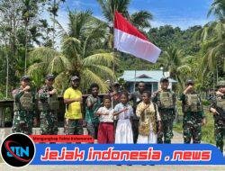 Jelang HUT RI ke-80, Satgas Yonif 131/Brajasakti Ajak Warga Wembi Kibarkan Merah Putih