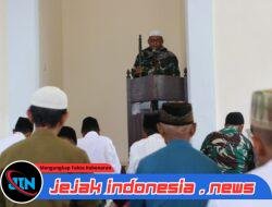 Dalam Rangka TMMD ke-125, Serka Suin Bintal Korem 083 Pimpin Sholat Jum’at di Masjid Riyadlussholihin