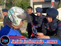 Semarak Merah Putih: Brimob Polda Sultra Bagikan dan Pasangkan Bendera kepada Pengguna Jalan Sambut HUT RI ke-80