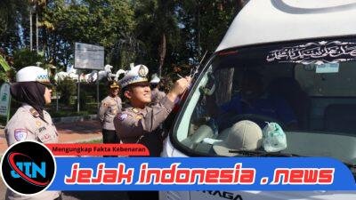 Sambut Kemerdekaan, Polresta Banyuwangi Bagikan Bendera kepada Pengendara