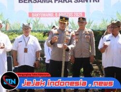 Polresta Banyuwangi dan Ponpes Darul Khoirot Gelar Penanaman Jagung Serentak di Lahan Kerjasama