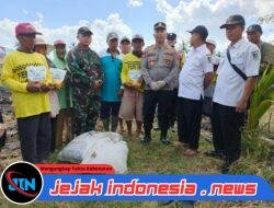 Polri Dukung Swasembada Jagung: Kapolsek Tegaldimo Tanam Jagung Bersama Ponpes Mansyul Huda