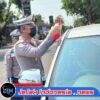 Semarak Jelang Hari Kemerdekaan RI ke -80, Polisi Berbagi Bendera Merah Putih di Nganjuk