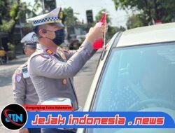 Semarak Jelang Hari Kemerdekaan RI ke -80, Polisi Berbagi Bendera Merah Putih di Nganjuk