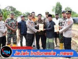 BERSAMA SANTRI, POLRES ACEH TIMUR TANAM JAGUNG DI LAHAN DAYAH RAUDATUR RIDHA, JULOK