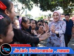 Ngantor di Desa, Bupati Ipuk Gelorakan Semangat Kemerdekaan ke Sekolah-sekolah