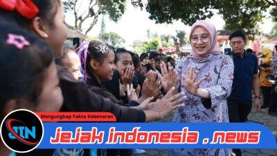Ngantor di Desa, Bupati Ipuk Gelorakan Semangat Kemerdekaan ke Sekolah-sekolah