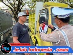Polres Pacitan Pupuk Jiwa Nasionalisme Jelang HUT ke-80 RI, Berbagi Ratusan Bendera Merah Putih