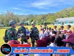 Bagikan Buku Alat tulis Gratis Satgas Yonif 521/DY Anak Papua Cerdas di Distrik Kelila