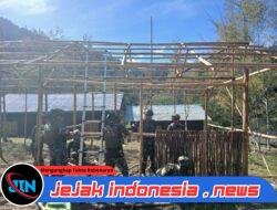 Satgas Yonif 700/WYC Lanjutkan Pembangunan SD 03 Mayuberi, Fokus Kerjakan Pemasangan Dinding