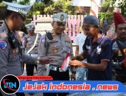 Polisi Gelorakan Semangat Nasionalisme Ratusan Bendera Merah Putih Dibagikan untuk Pengemudi di Bondowoso