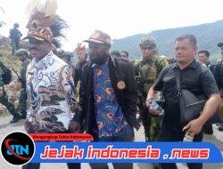 Satgas Yonif 700/WYC Amankan Kunjungan Gubernur Papua Tengah di Sinak, Bawa Bantuan dan Harapan bagi Pengungsi