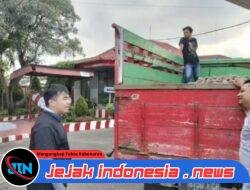 Polresta Banyuwangi Bantu Temukan HP Turis Asal Tiongkok yang Hilang Tertimbun Sirtu di Bak Truk.