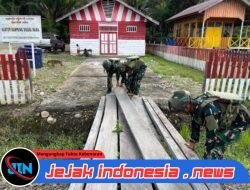 Karya Bhakti Satgas Yonif 521/DY Wujudkan Lingkungan Bersih dan Rapih, Melalui Pos Muaranawa Gelar Bersama Warga Kampung Muaranawa