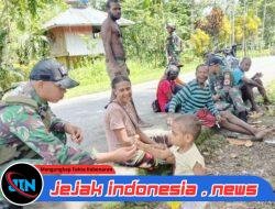 Satgas Yonif 131/Brajasakti Beri Layanan Kesehatan Door to Door di Kampung Sawiyatami