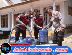 Polsi Peduli : Polres Probolinggo Gandeng BPBD Distribusikan Air Bersih untuk Warga Tiris