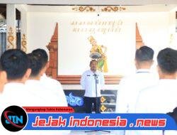 Berkontribusi dalam Penggagalan Upaya Penyelundupan Narkoba, Lima Pegawai Lapas Banyuwangi Terima Penghargaan dari Kalapas