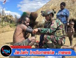Menembus Pegunungan Puncak, Prajurit Yonif 700/WYC Bawa Sehat ke Honai Jenggernok