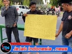 Forum Banyuwangi Bergerak  Menggelar Aksi Demo Di Depan Kantor Pemerintah Kabupaten Banyuwangi.