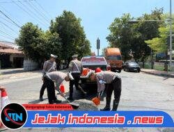 Peduli Keselamatan Masyarakat Polantas Polres Situbondo Tambal Jalan Berlubang Cegah Laka