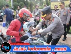 Semarak Merah Putih Sambut HUT RI ke-80 Polisi Berbagi 3.600 Bendera dan 83 Helm di Surabaya