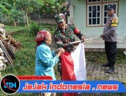 Bhabinkamtibmas dan Babinsa Desa Gombolirang Bagikan Bendera Merah Putih ke Warga Jelang HUT RI ke-80