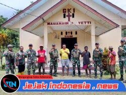 Satgas Yonif 131/Brajasakti dan Warga Gotong Royong Bersihkan Gereja Mahanaim di Perbatasan Papua