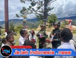 Bagikan Buku dan Alat Tulis Satgas Yonif 521/DY Untuk Anak Papua Cerdas di Distrik Napua  