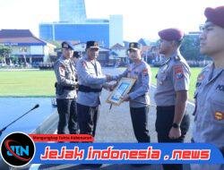 Kapolda Jatim Beri Penghargaan 73 Personel Berprestasi 4 Diantaranya Terima KPLB