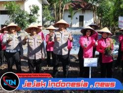 Dukung Ketahanan Pangan, Kapolda Kalteng Bersama Bhayangkari Panen Sayur di Lahan Pekarangan Pangan Lestari