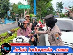 Aksi Simpatik Polisi Wanita Polresta Banyuwangi di Hari Jadi Polwan ke -77 Gatur Lalin Sambil Berbagi Coklat