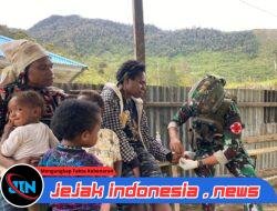 Demi Sehat, Warga Olelki Tempuh 1,5 Km Menuju Pos Mayuberi Satgas Yonif 700/WYC