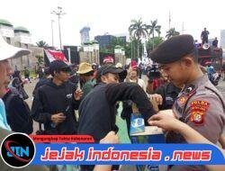 Aksi Simpatik, Polisi Bagikan Air Mineral dan Roti kepada Buruh di Depan DPR/MPR