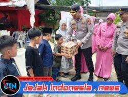 KAPOLRES ACEH TIMUR SANTUNI ANAK YATIM PIATU SAAT KUNJUNGAN KERJA KE POLSEK SERBAJADI