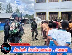 Anak Papua Cerdas Satgas Yonif 521/DY Belajar Bersama di SD Koinonia Distrik Napua, Jayawijaya