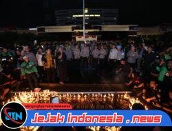 Driver Ojol Gelar Aksi Damai 1000 Lilin di Depan Mapolda Jatim