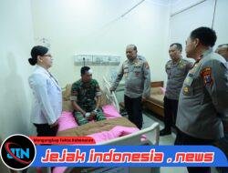 Kapolda Jatim Kunjungi Petugas yang Luka Saat Amankan Unjuk Rasa di Grahadi