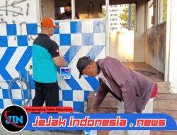 Ojol & Warga Kompak Bersihkan Pos Polisi yang Dibakar Massa di Surabaya